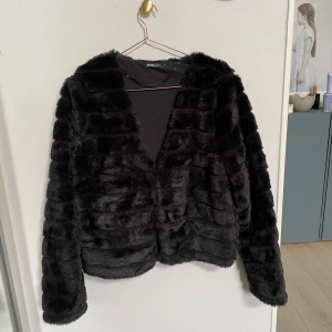 Ginatricot pälsjacka  - En pälsjacka från Ginatricot.