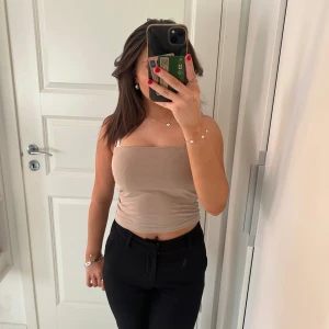 Tre olika tubtoppar - Säljer tre olika linnen/tubtoppar i olika färger. Den första är beige, den andra är rosa och den tredje är ljusrosa/ljuslila. Topparna är använda sällan och har en bra kvalitet. Skriv till mig om du är intresserad av någon💖🤗 köp antingen en topp för 60kr/st eller alla för 140!