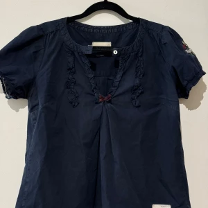 Odd molly - Säljer min favorit blus från Odd Molly då den blivit förliten💞 Inga stora defekter. Köptes för 699