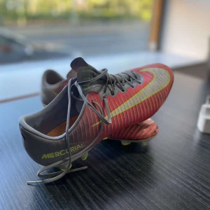 Fotbollsskor  - Klassiska skor D acc 2017 som är i okej skick dom är knte sönder någonstans storlek 41