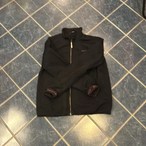 Gant wind breaker  - Säljer gant wind breaker då den blivit för liten för mig, skick 9/10. Ny pris cirka 1500 säljer för endast 500. 