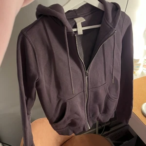 Dragkedje tröja - Fin tröja som inte kommer till användning❣️ knappt använd från h&m, den är grå/lila❣️