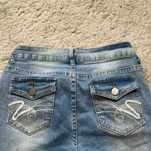 low rise, bootcut jeans - Skit snygga low rised bootcut jeans!! Med detaljer där bak!💕