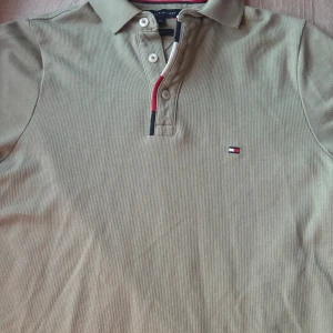 Tommy Hilfiger pike - Riktigt schyst pike med bra pris och härlig färg som ör topp shick andvänder fåtall gånger eftersom för liten  St xs