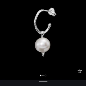 Maria Nilsdotter örhängen - Jag säljer dessa fina pärlörhängen från Maria Nilsdotter! De är i bra skick. Nypris är 4590kr och jag säljer de för 3300kr!❤️