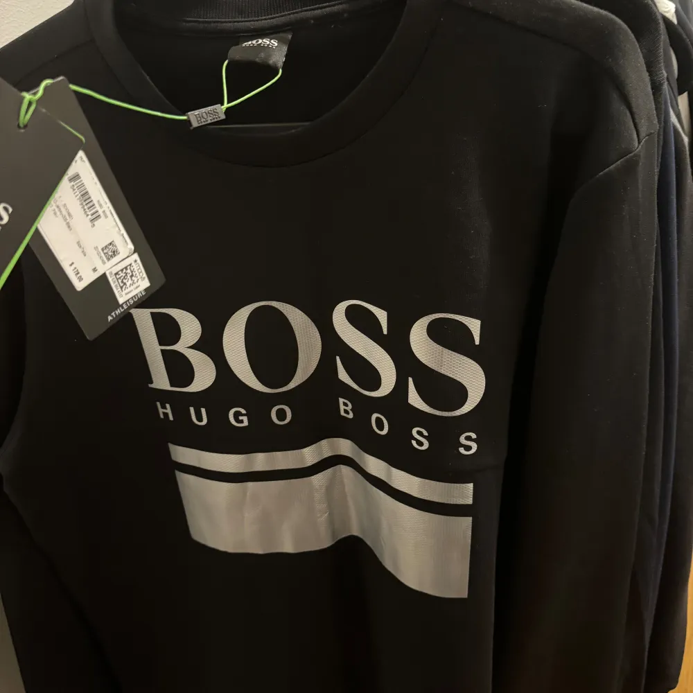 Hugo boss tröja i storlek m. Helt ny, aldrig använd. Köpt för 178€ som motsvarar ungefär 2000kr.. Tröjor & Koftor.