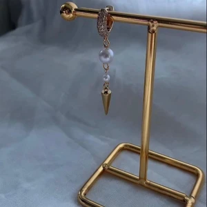 Örhängen  - Så snyggt örhänge.  Köp för 129kr/st eller 229kr/paret.  Modell 087