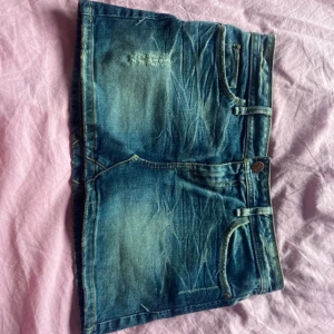 Lågmidjad jeans kjol - Blå lågmidjad jeans kjol, i bra skick.