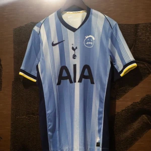 Tottenham x Travis Scott tröja L - Tottenham x Travis Scott N17 limited edition Helt oanvänd!!