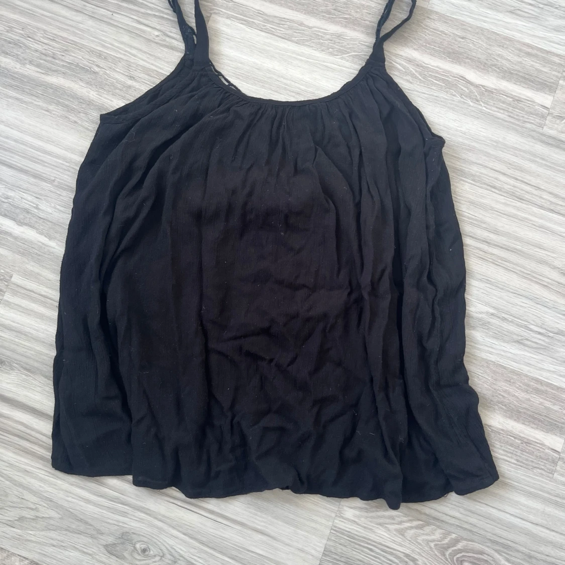 Svart linne med spetsdetaljer - 90