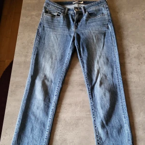 Levi's 712 Slim Jeans - Säljer ett par Levi's 712 Slim jeans i storlek 28. De är i en klassisk blå färg och har en slim passform. Jeansen är i bra skick och har en snygg tvätt som passar till det mesta. Perfekta för både vardag och fest!