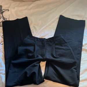 lågmidjade kostymbyxor  - lågmidjade kostymbyxor som jag själv sytt till lågmidjad ❤️säljer pga för långa för mig som är ca 153cm, passar folk som är XS/S och 160cm+ ⭐️