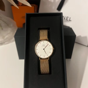 Daniel Wellington klocka  - Den här klockan köpte jag för några år sedan i london. Har inte använts på ett tag och tänker därför att den ska få ett nytt hem. Några lätta repor i glaset men annars väll skött. Hör mer än gärna va dig vid frågor eller förslag på pris.🤩