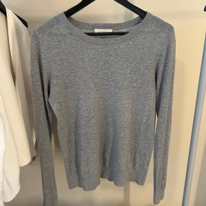 Tröja - Grå tunn tröja från Forever 21. Storlek M men passar S också💕
