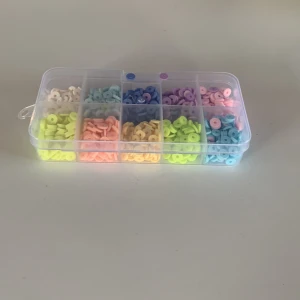 Clay pärlor i färg 🩵💚💛🩷💜💙🤍 - Jätte fina pärlor har inte används!det finns i dom här färgerna ❤️🧡💛💚🩵💙🩷💜🤍