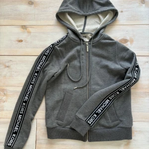 Michael Kors tröja - Äkta Michael Kors hoodie med dragkedja. Aldrig använd då den är förliten. 