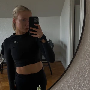 Gymshark träningströja  - Normal i storlek och sparsamt använd💗 Kortare träningströja som man ser på bilden💗