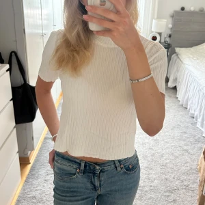Gina tröja - Supersöt tröja från gina, inga defekter utan säljer för de inte är min stil riktigt. Den är i storlek M men sitter fint på mig som brukar ha XS/S. Tryck på köp nu!