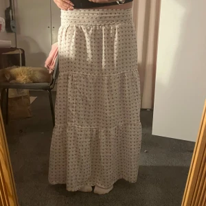 Långkjol 💞 - Vit långkjol med röda blommor 🌹 