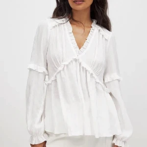 Vit blus från NA-KD. Orginal pris:400kr - Helt ny fin vit blus💕