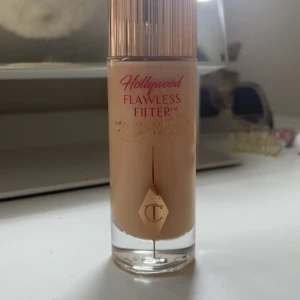 Hollywood Flawless Filter i nyansen Fair 3 - Säljer en Hollywood Flawless Filter från Charlotte Tilbury i nyansen Fair 3. Den kommer i en elegant glasflaska med en lyxig roséguldfärgad kork. Perfekt för att ge huden en strålande och jämn finish. 