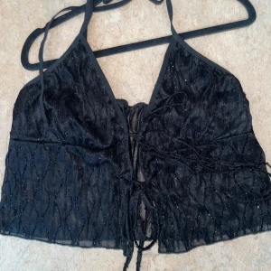 Glittrigt linne  -  Glittrigt linne från Cider, öppen fram med 2 knyten