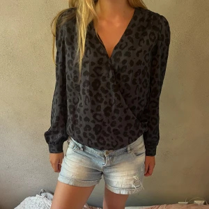 Svart leopardmönstrad omlottblus - så fin mörkblå leopard blus 💙💙