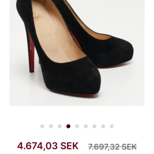 Svarta pumps från Christian Louboutin - Säljer ett par eleganta svarta pumps från Christian Louboutin. Skorna är i mocka med den ikoniska röda sulan. De har en hög klack och rund tå. Ser nästan helt nya ut och är inga fel på dem. Säljer då dem inte passar längre😔inget kvitto däravlågtpris