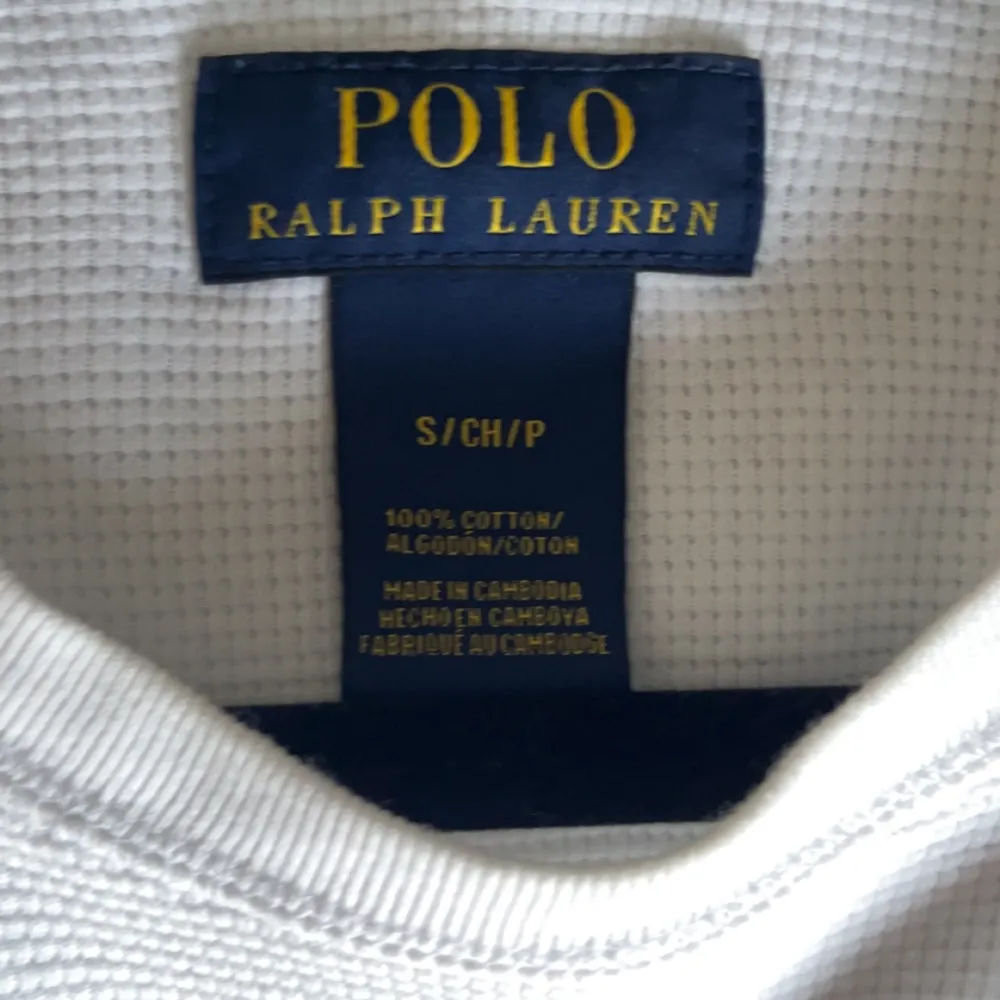 Polo Ralph lauren tröja i storlek s. Små fläckar men inget som syns! Tveka inte på att skriva vid funderingar!😁. Stickat.