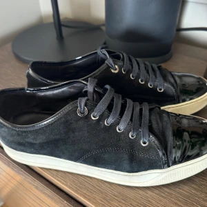 Svarta lanvin - Säljer dessa lanvin skor som är i väldigt bra skick storlek uk8 vilket motsvarar ca 42-43,5. Pris: 2399 Jag kan vara intresserad i byte mot likadana men i strlk uk7