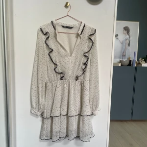 Zara klänning - En långärmad klänning med volanger från Zara. Inga defekter.