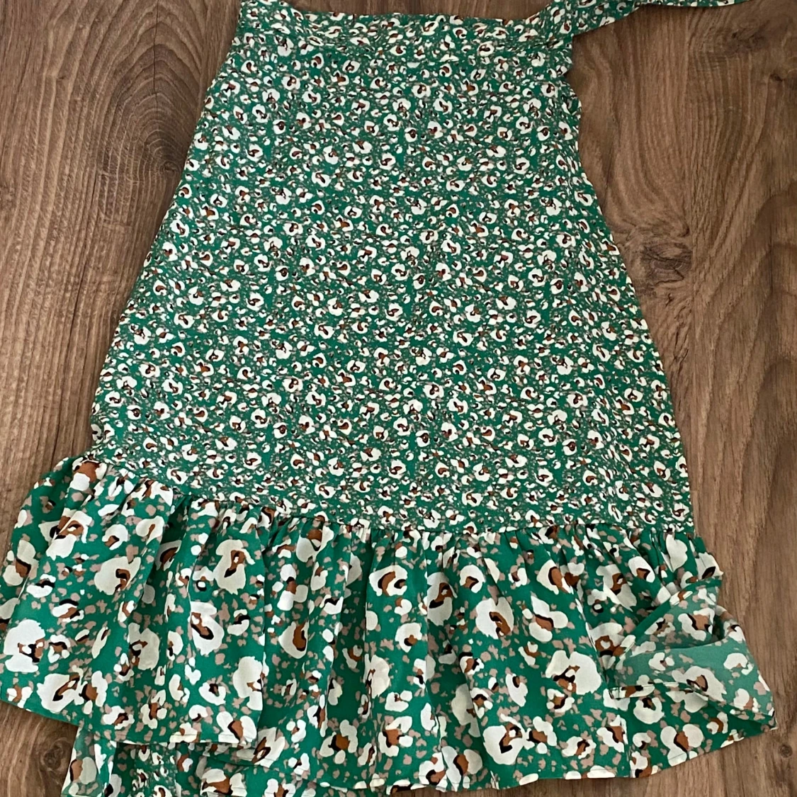 Grön blommig kjol