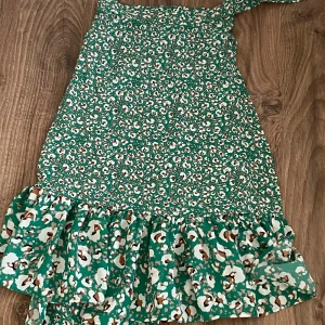 Grön blommig kjol - Den är lätt att knyta i midjan och man kan anpassa storleken i midjan på så sätt. 