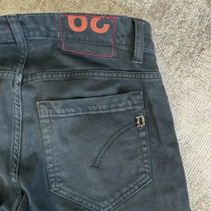 Dondup george Svarta  - Dessa jeans är w29 men passar även w30. Köpte dem för 3500 säljer dem för 1400kr.Dem är även i extremt bra skick.