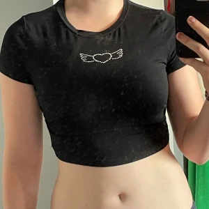 söt baby-tee med hjärta - Den här är använd 1 gång, helt ny:) supersöt men för kort för mig