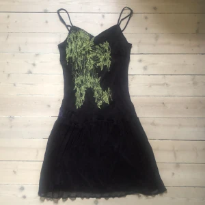 Lila klänning från Diesel med gult abstrakt mönster - Säljer en superfin lila klänning från Diesel med gult mönster på framsidan. Klänningen är ärmlös med smala axelband och har en tight passform. Den är perfekt för fest och sommar. Materialet är 100% silk och har en dragkedja i ryggen.