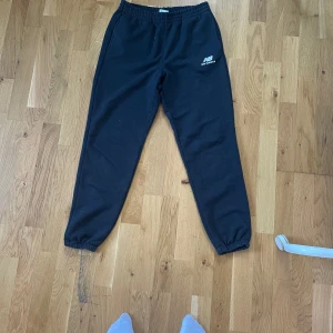 Svarta Sweat Pants New Balance  - Svarta sweat pants från New Balance. Sparsamt använda. Säljer pågrund av storleken. Något korta (Jag är 160 cm) Barnstorlek L. Nypris 649✨  Köparen står för frakten.