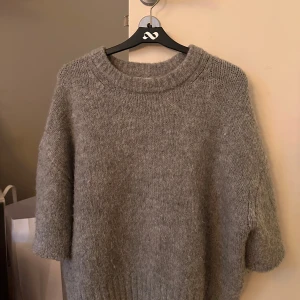 Stickad t shirt  - Så himla fin stickad t shirt från Zara, köpt för några år sedan och kommer aldrig till användning längre. Superfint skick och perfekt nu till hösten! 