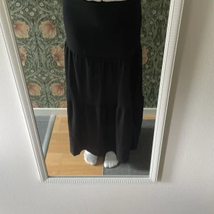 Svart lång kjol - Stl S, Gina Tricot, nyskick använd två gånger.