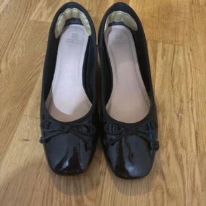 Ballerina skor med klackar - Ballerina skor med klackar, väldigt fina på men är inte riktigt till användning så nu säljer jag dem. Har lite repor på sidan om på både skorna men annars inga stora problem.