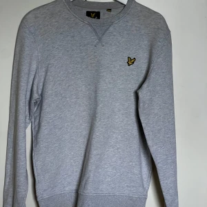 Lyle and scott sweatshirt - Säljer min lyle and scott tröja inga skador eller fläckar är som ny säljer för att de inte är min stil skriv vid minsta fråga