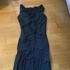Vintage klänning - Prickig vintage klänning. Nyskick. Superfin med söt detaljer som liten rosett i fram. Skriv vid fler bilder eller intresse 🖤