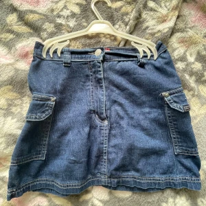 Barn jeanskjol  - Denna barn kjol är super fin och är i storlek 128. Jag har aldrig använt den och den är super bra inför sommaren och våren! 💗💗