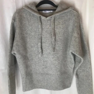 Zara hoodie  - Storlek S,  Jätte fin stickad Zara hoodie. Aldrig använd, jätte bra skick💕//ha en fin dag