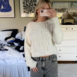 Vit stickad tröja  - En egenstickad vit tröja i äkta alpackaull från får i Australien! Perfekt skick, iom dyrt garn och att den är hemgjord är priset lite högre. 