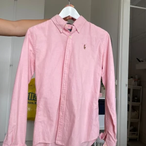Ralph lauren skjorta - Aldrig använd  Den är i storlek 6
