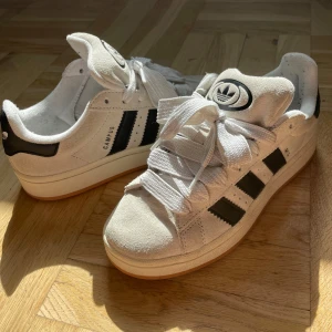 Adidas campus, crystal White -  Säljer de här skit snygga Adidas campus skorna i storlek 36 1/2. Köpte de för 1659kr och säljer de för 1199kr. Skriv till mig priv för mer bilder eller info.💓