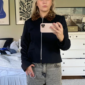 Jacka  - Så snygg jacka med leopard-krage. Perfekt längd och sitterjättesnyggt. I lite kavajaktigt material. 