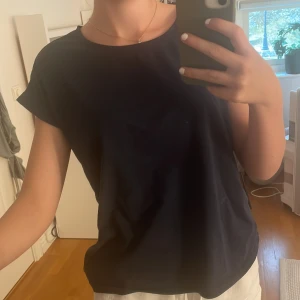 Marin blå t-shirt  - Superfin marin blå t-shirt från Vero Moda! 