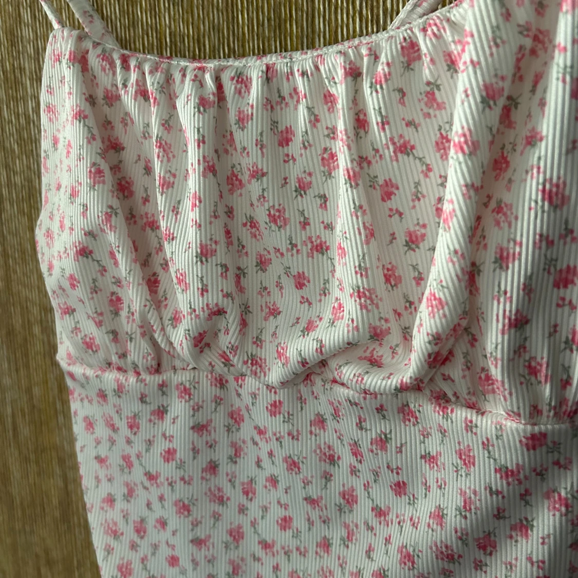 Blommig långklänning med smala axelband - 91